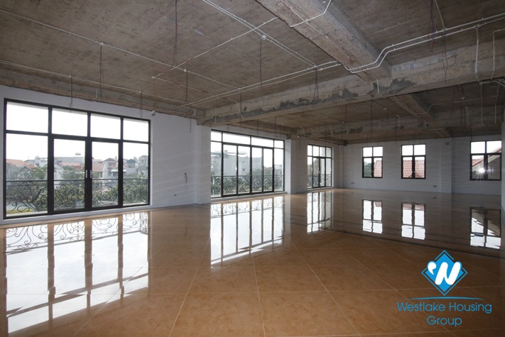 Spacious showroom/office for rent on Co Linh street, Long Bien, Hanoi